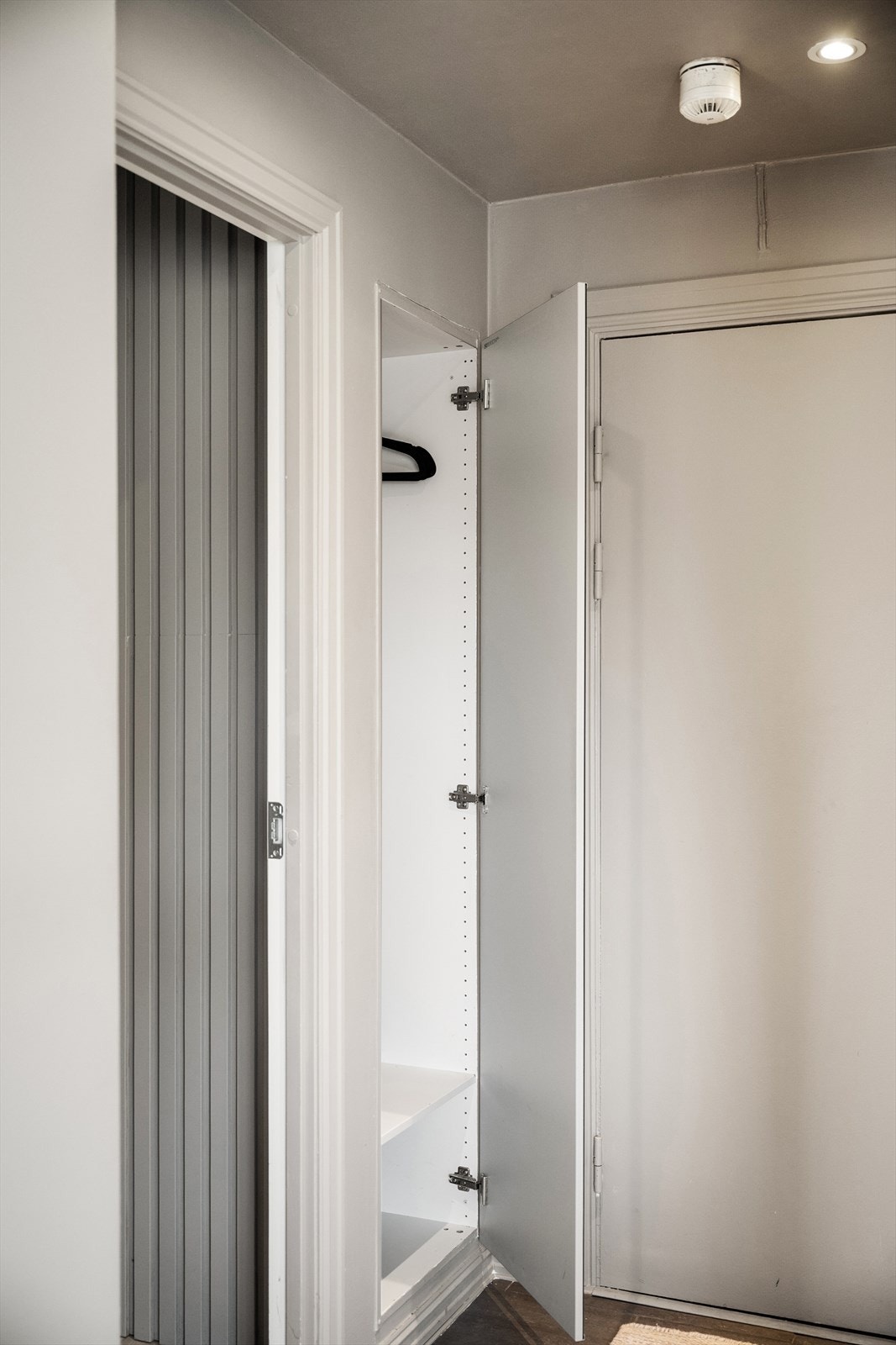 Innebygd garderobeskap med speil Galleribilde