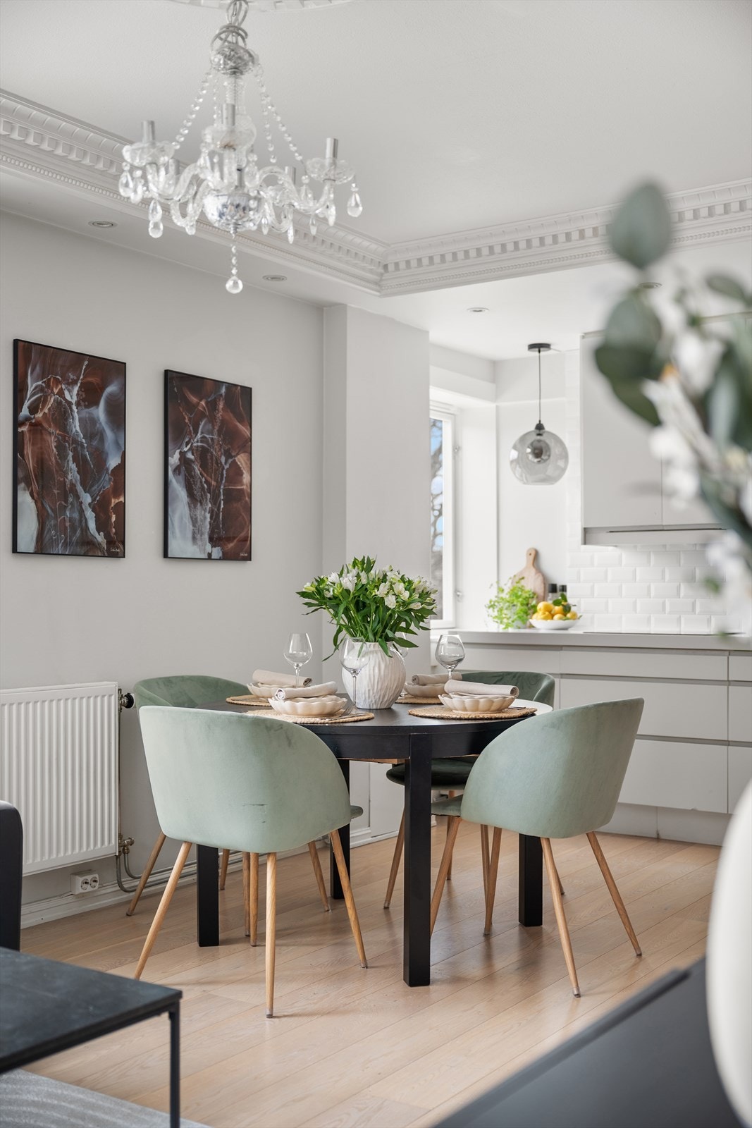 Kjøkkeninnredning fra 2012 med glatte fronter og ventilator Galleribilde