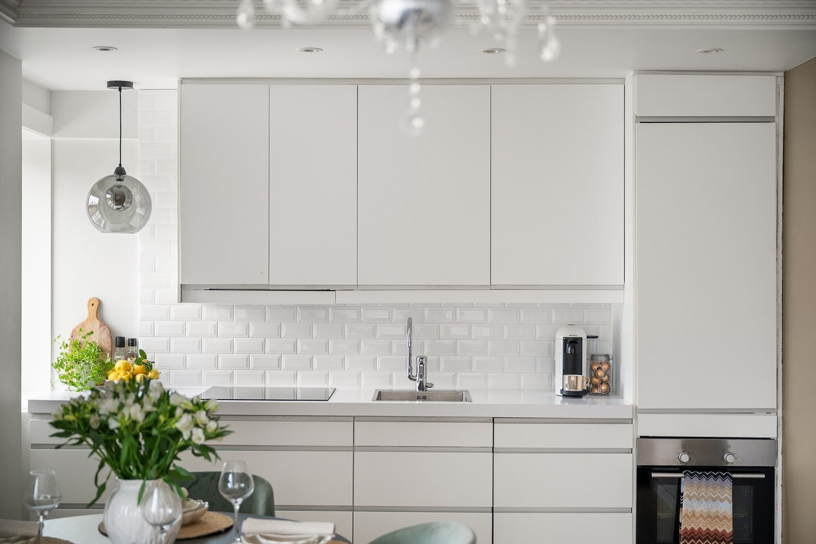 En stilren og arealeffektiv 3-roms hjørneleilighet i 2. etasje med gjennomtenkt planløsning og gode lysforhold Galleribilde