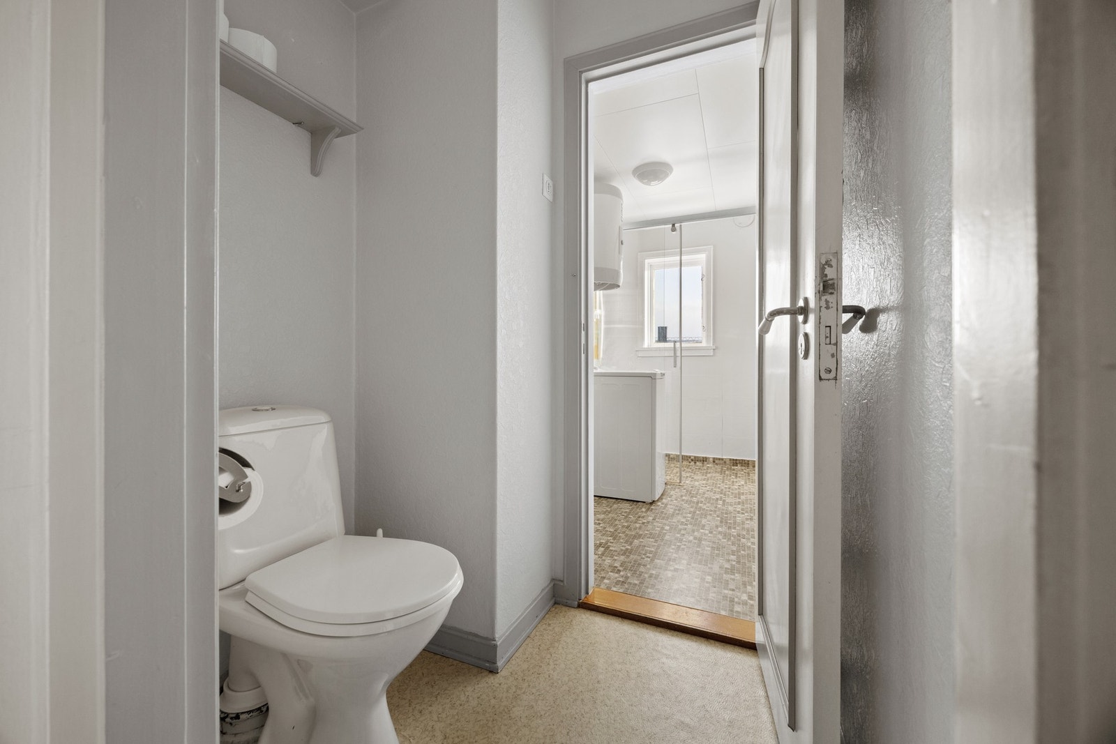 WC - 2 kvm. Videre adkomst inn til bad/vaskerom Galleribilde