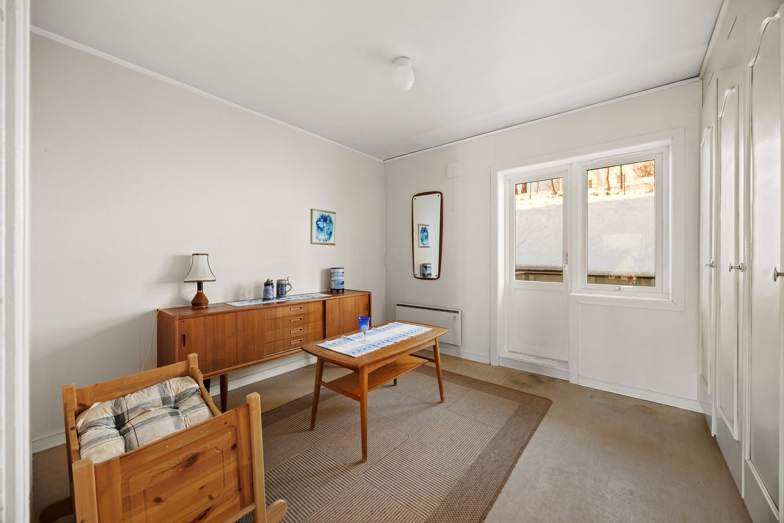 Soverom - 11,5 kvm. Det er plassbygd garderobeskap og utgang til balkong på ca 3 kvm. Galleribilde