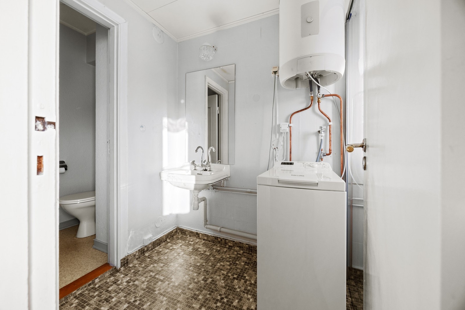 Utstyrt med servantskap, dusj og opplegg for vaskemaskin. Galleribilde