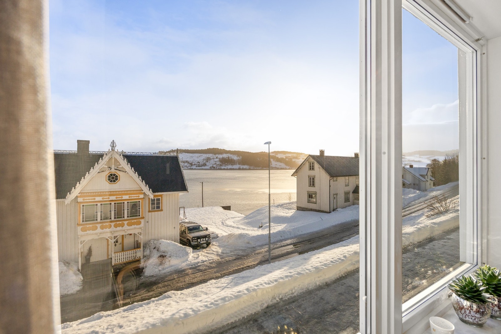 Fra stuen er det utsikt til sjøen. Galleribilde