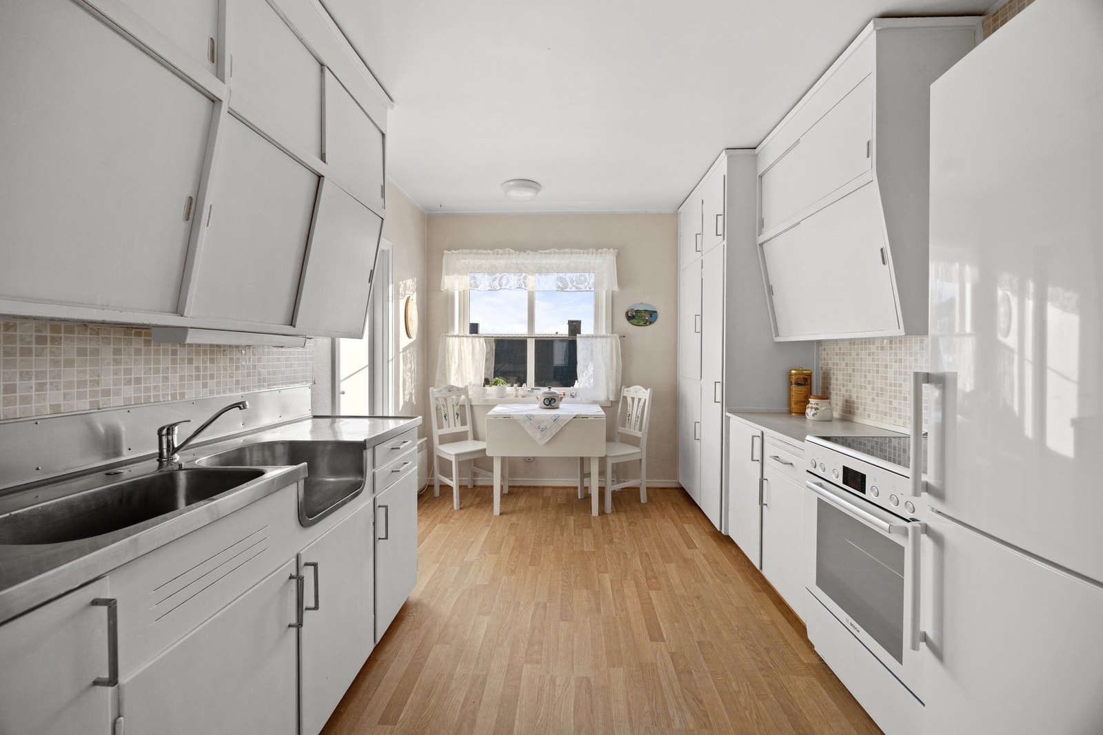 Kjøkken - 10,5 kvm. Sjarmerende kjøkkeninnredning med avsatt plass for komfyr og kjøleskap Galleribilde