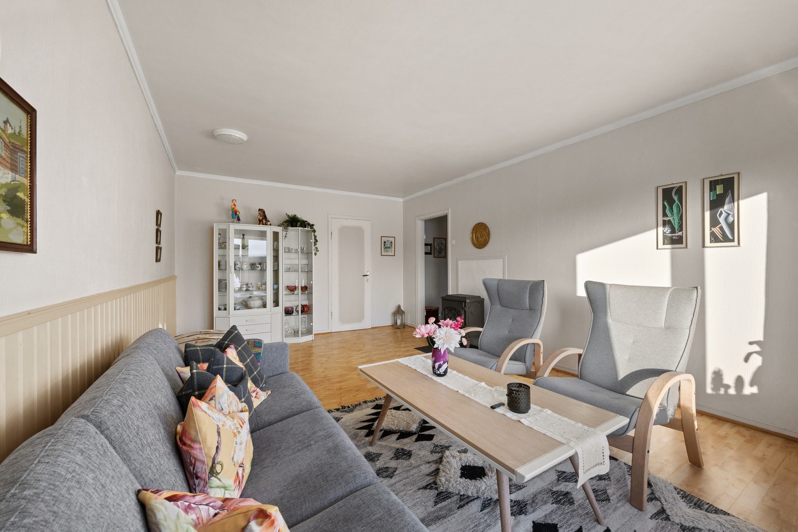 Det er oppvarming fra vedfyring og elektrisitet. Galleribilde