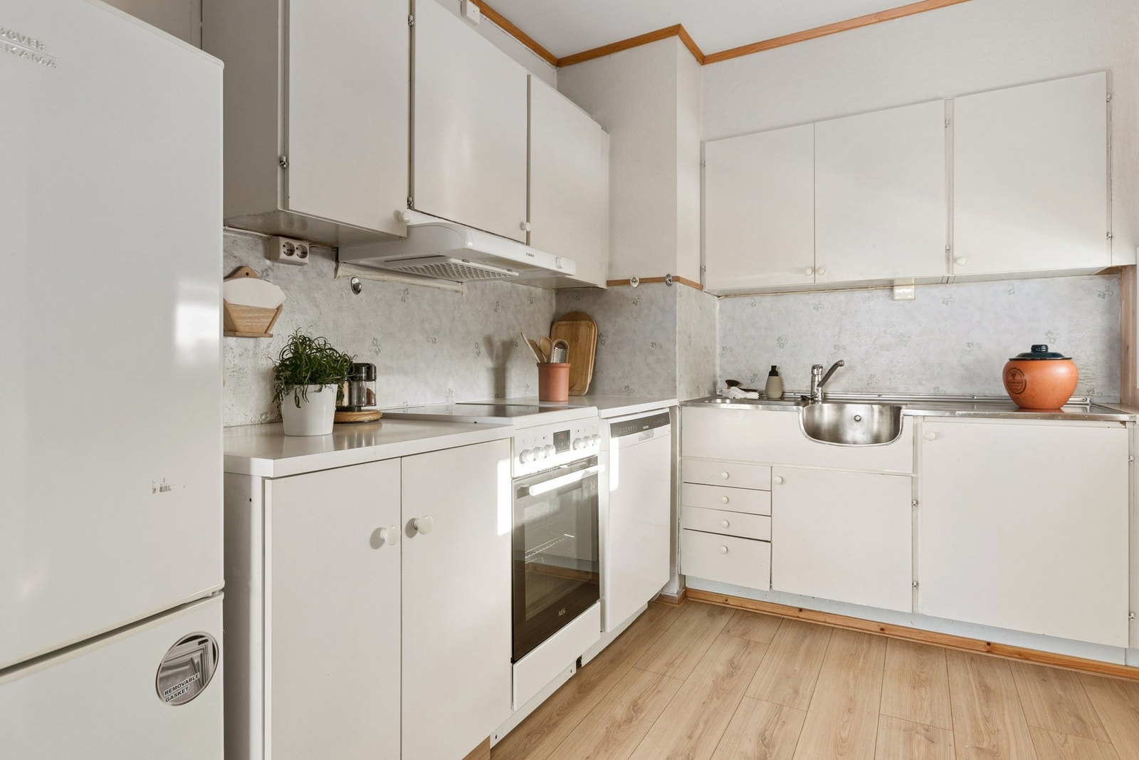 Lyst og funksjonelt kjøkken. Galleribilde