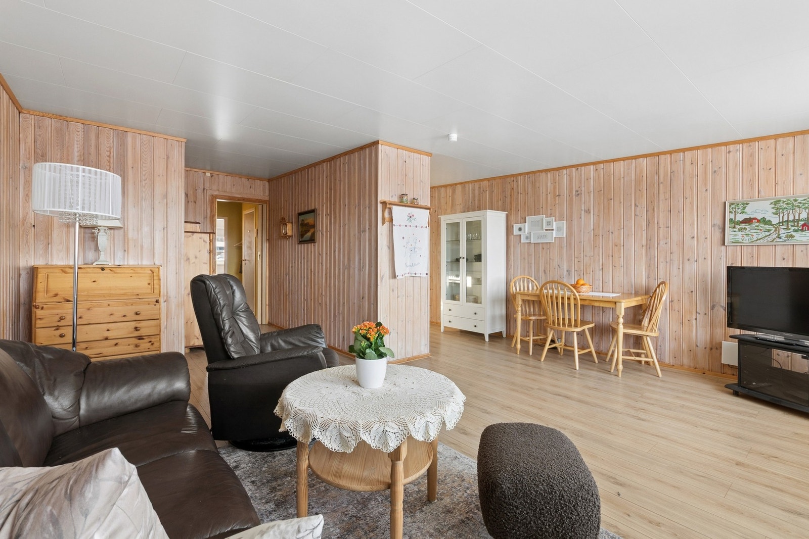 Stuen er av god størrelse, og har en delvis åpen løsning mot kjøkkenet. Galleribilde