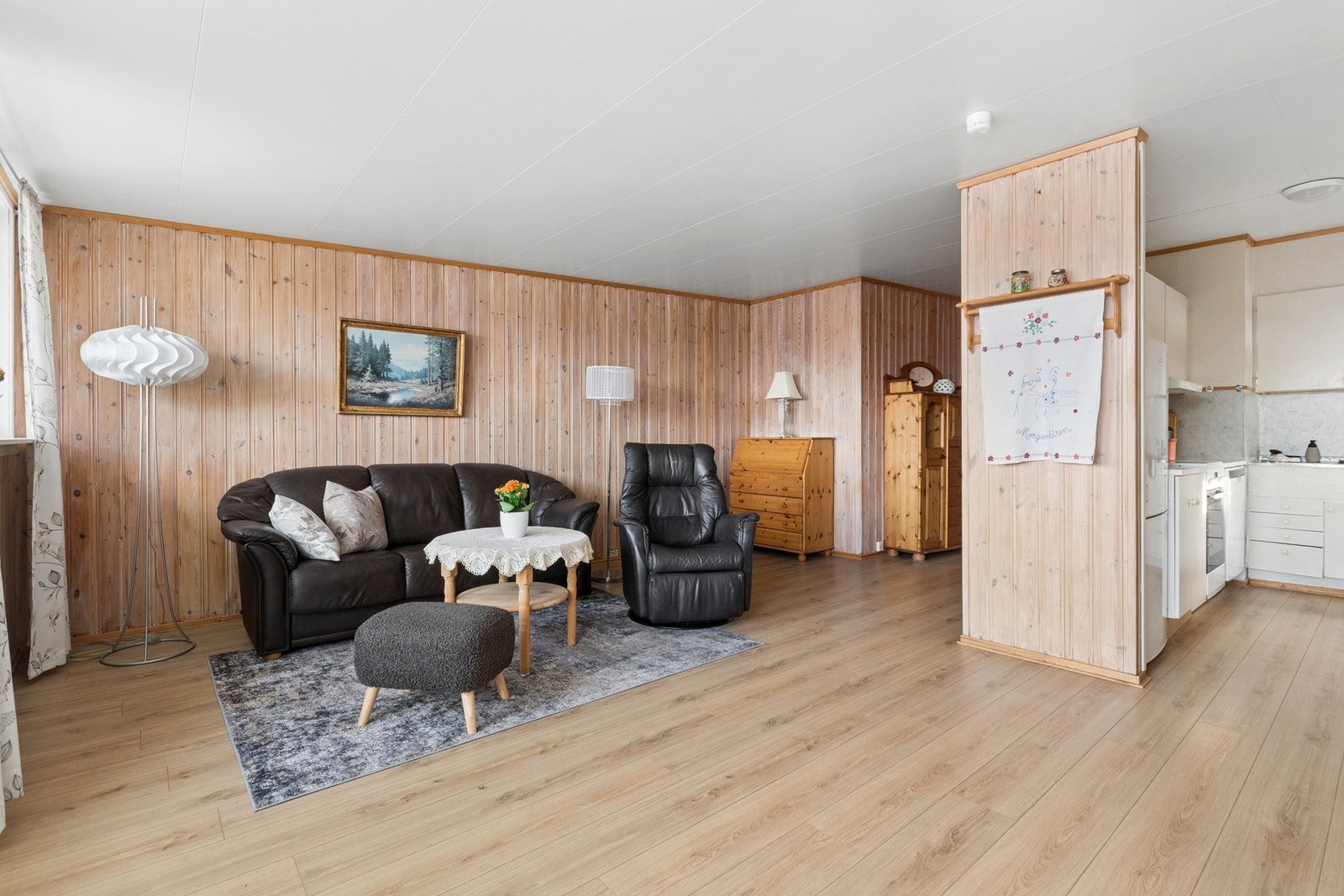 Fra eiendommen er det kort vei til busstopp, dagligvarebutikk og flotte turområder som innbyr til både rekreasjon og aktivitet. Galleribilde