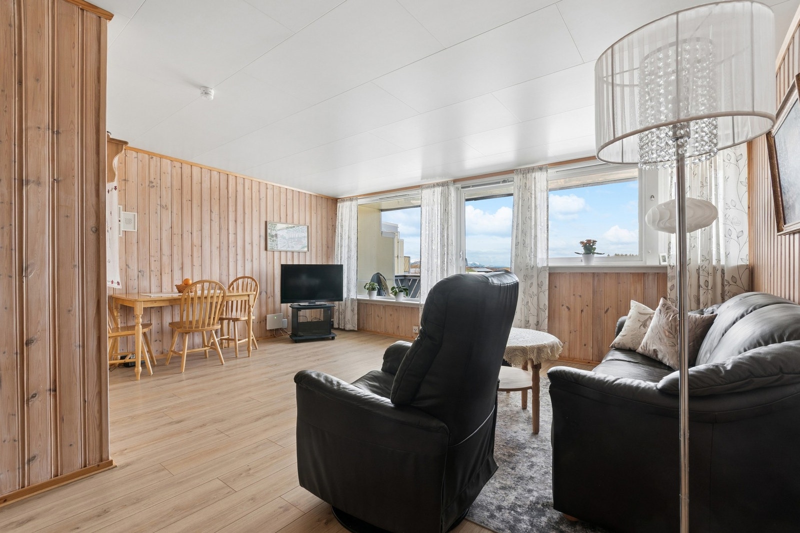 I underetasjen disponerer du en romslig sportsbod, og det er parkeringsmuligheter på felles oppstillingsplass rett ved inngangspartiet. Galleribilde