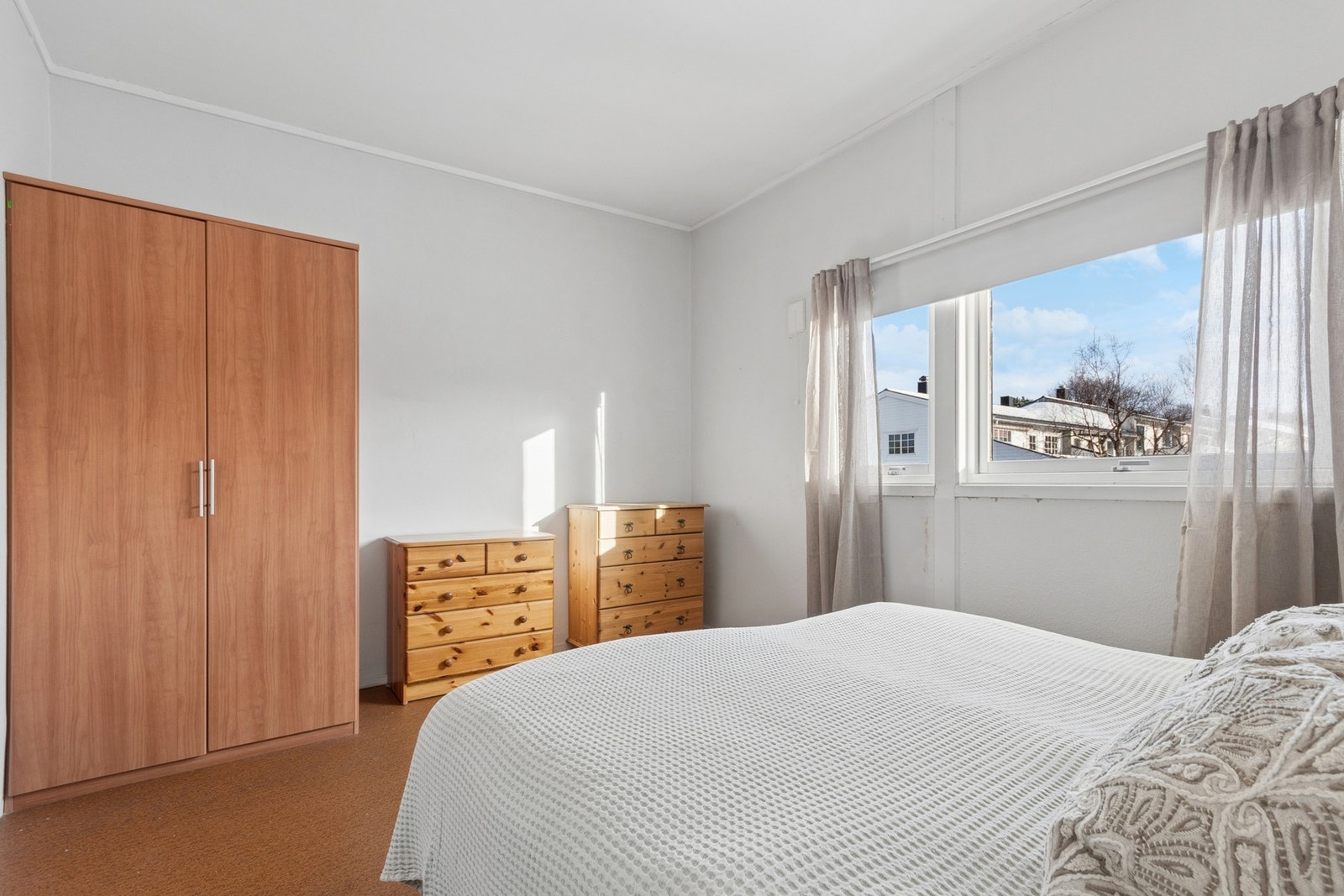 Soverom med god plass til dobbeltseng og oppbevaringsmøblement. Galleribilde