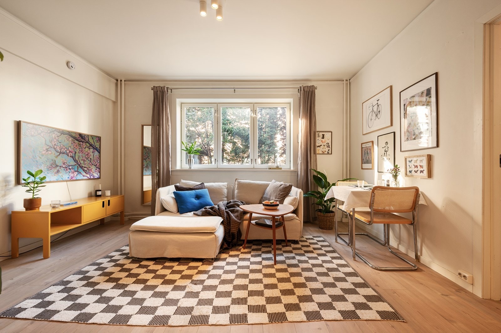 Lys enstavs laminat på gulv og godt lysinnslipp fra store vindusflater gir rommet en åpen og innbydende atmosfære. Galleribilde