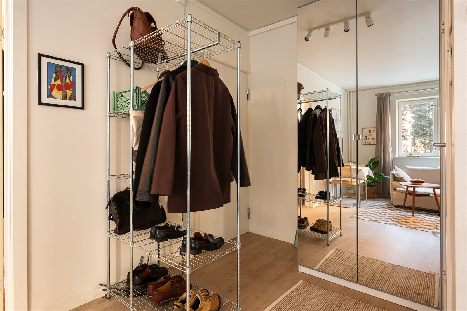 Entré med praktisk garderobeskap og plass til ytterligere oppbevaringsløsninger for oppheng av klær og plassering av sko. Galleribilde