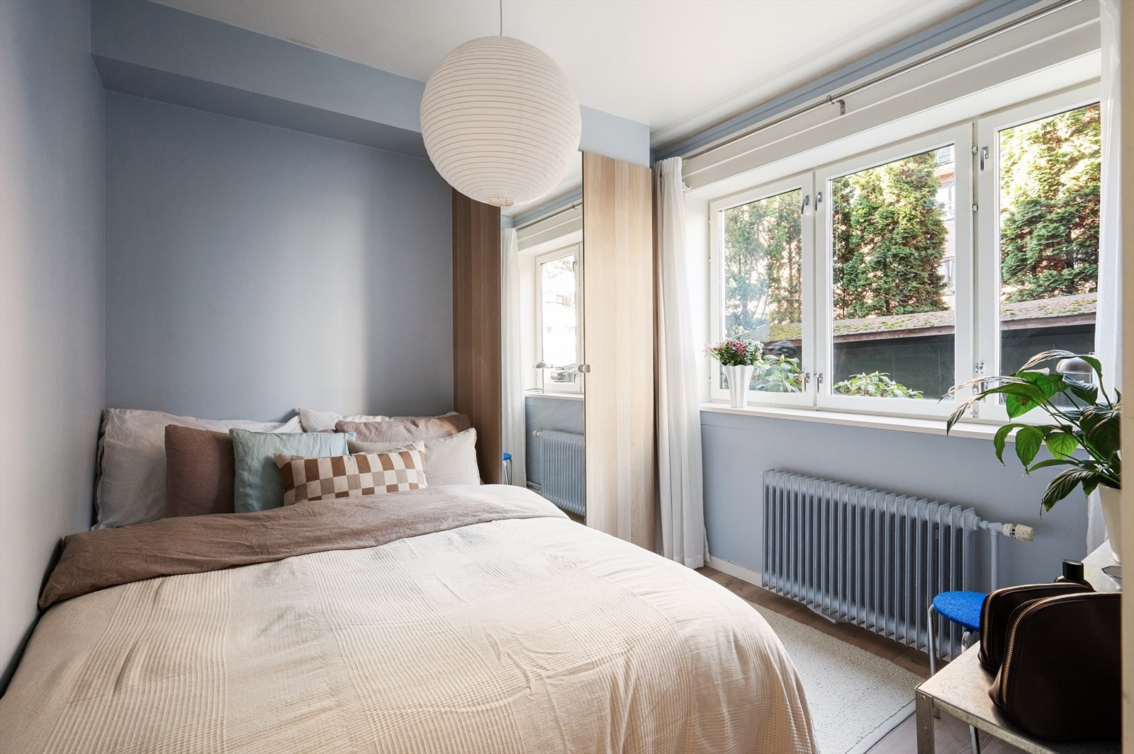 Her er det plass til dobbeltseng, garderobeløsning og kommode for ekstra oppbevaring. Galleribilde