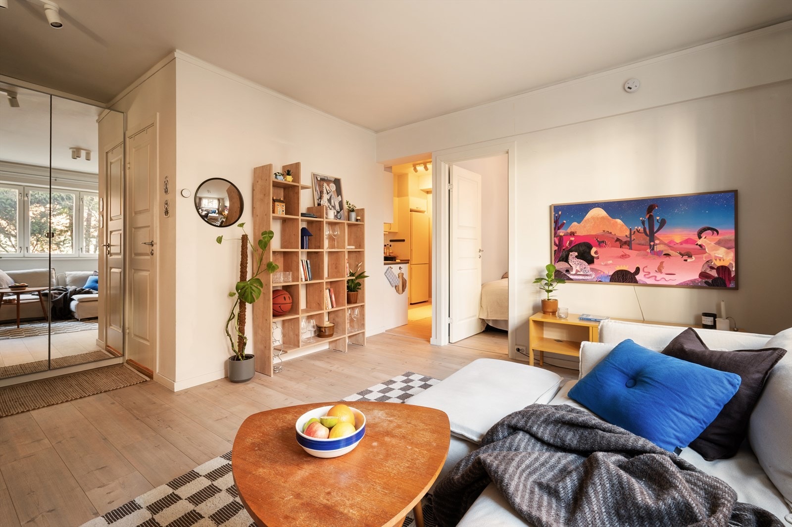 Romslig stue med god plass til sofagruppe og hylleløsninger for oppbevaring. Galleribilde