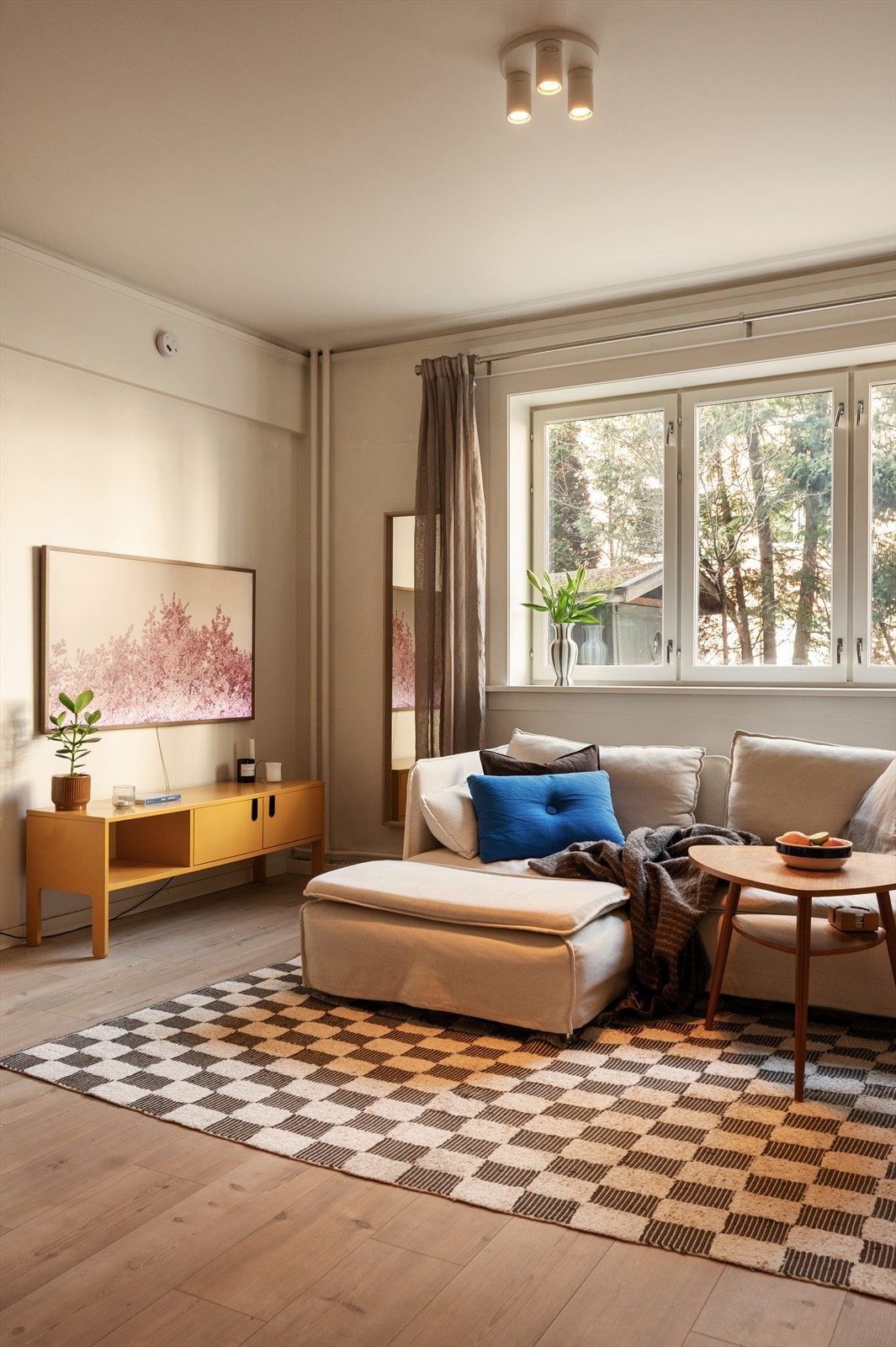 Overflatene ble malt i lyse fargetoner i 2021/2022. Galleribilde