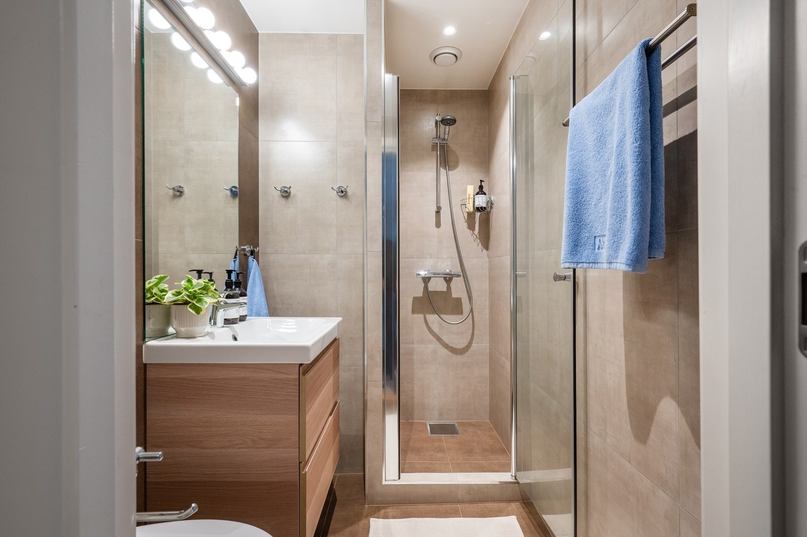 Rommet har fliser på gulv og vegger, samt malte plater i himling. Downlights gir godt lys, og gulvvarme sørger for komfortable temperaturer. Galleribilde