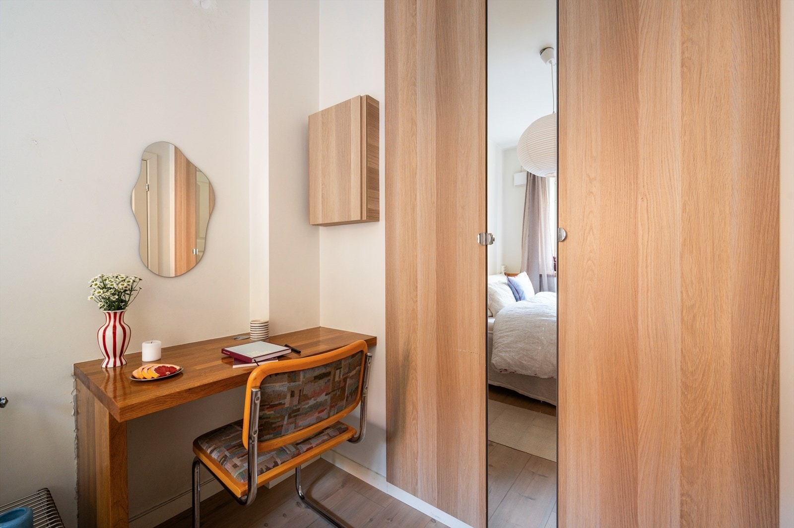 Pent garderobeskap på soverom 2 gir en lys og luftig romfølelse. Galleribilde