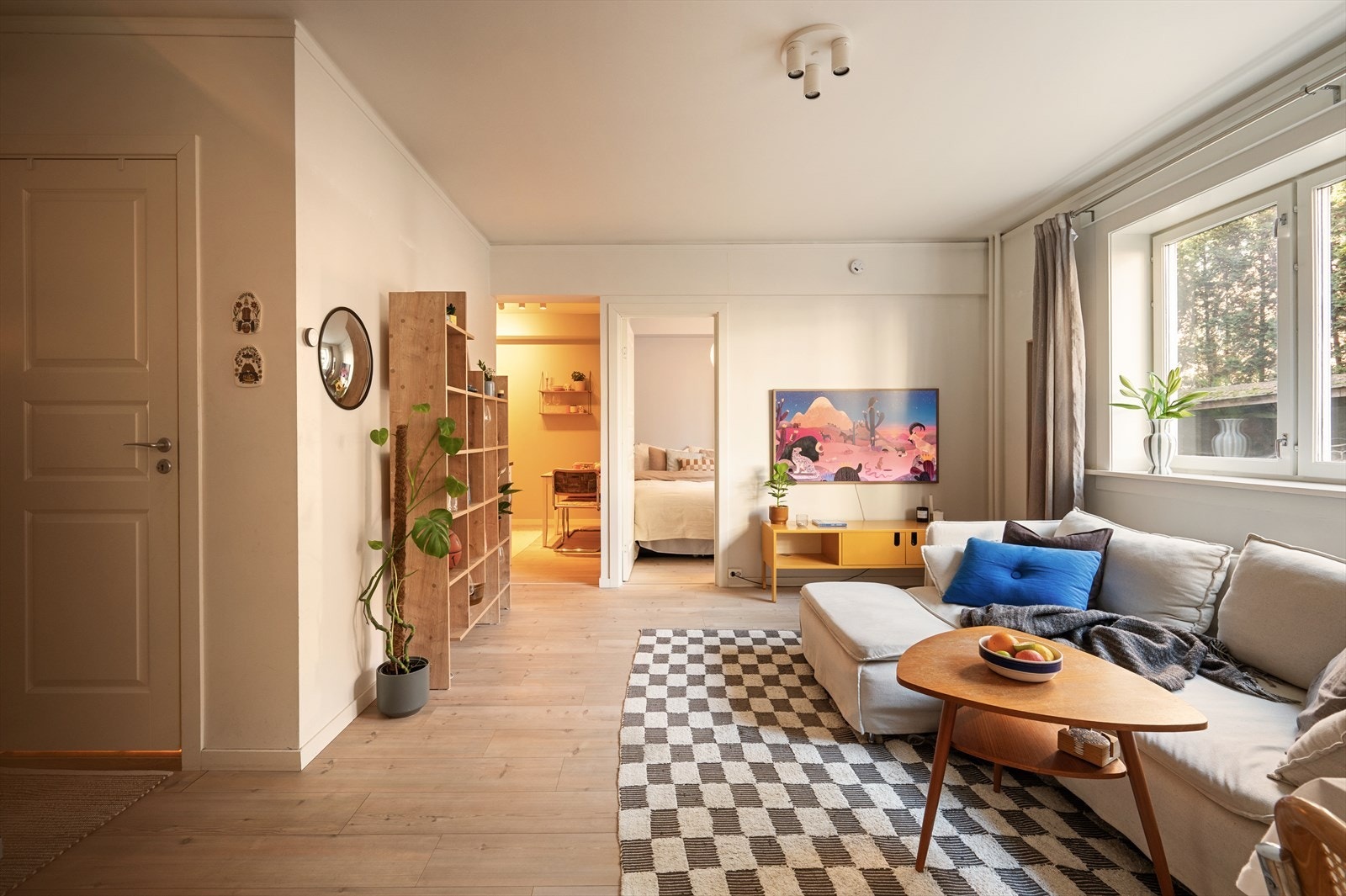 Leiligheten har to romslige soverom plassert på hver sin ende av leiligheten. Galleribilde