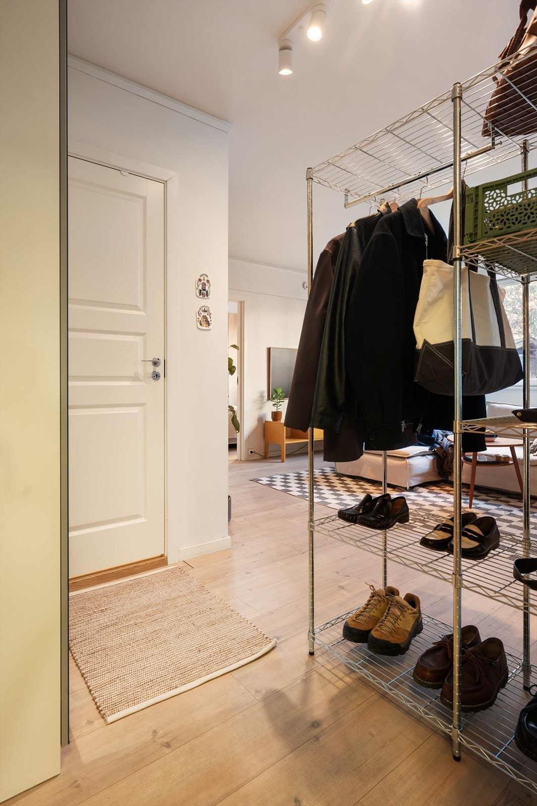 Inngange gir en funksjonell velkomstsone med gode muligheter for organisering av yttertøy og sko. Galleribilde