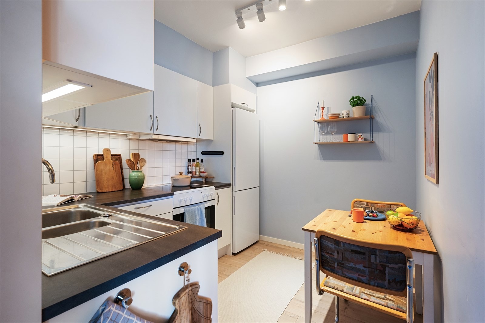 Kjøkkenet ligger adskilt fra stuen, noe som gir leiligheten en god og tydelig rominndeling Galleribilde