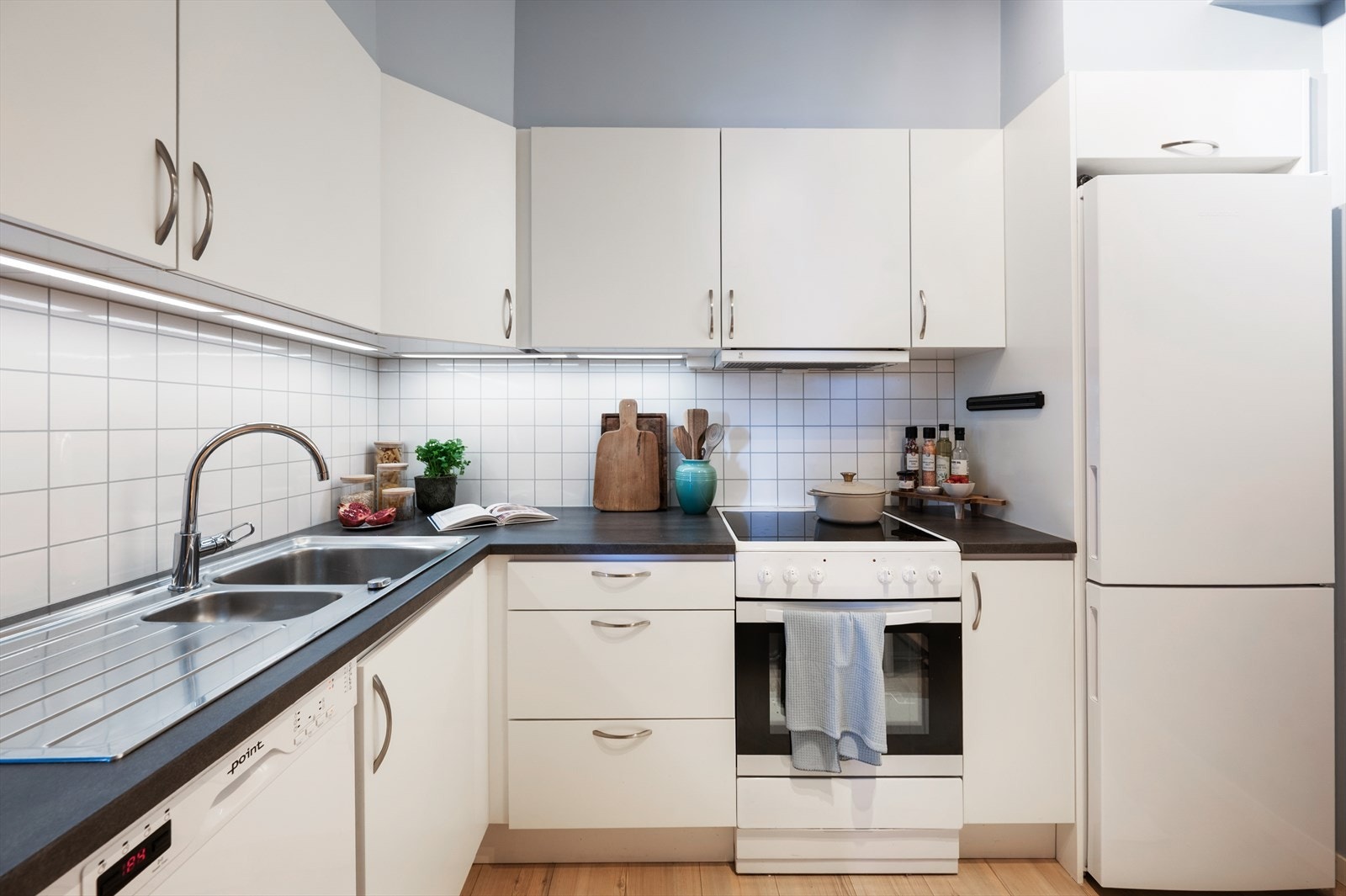 Her får du et praktisk kjøkken med slette fronter og laminat benkeplate. Galleribilde