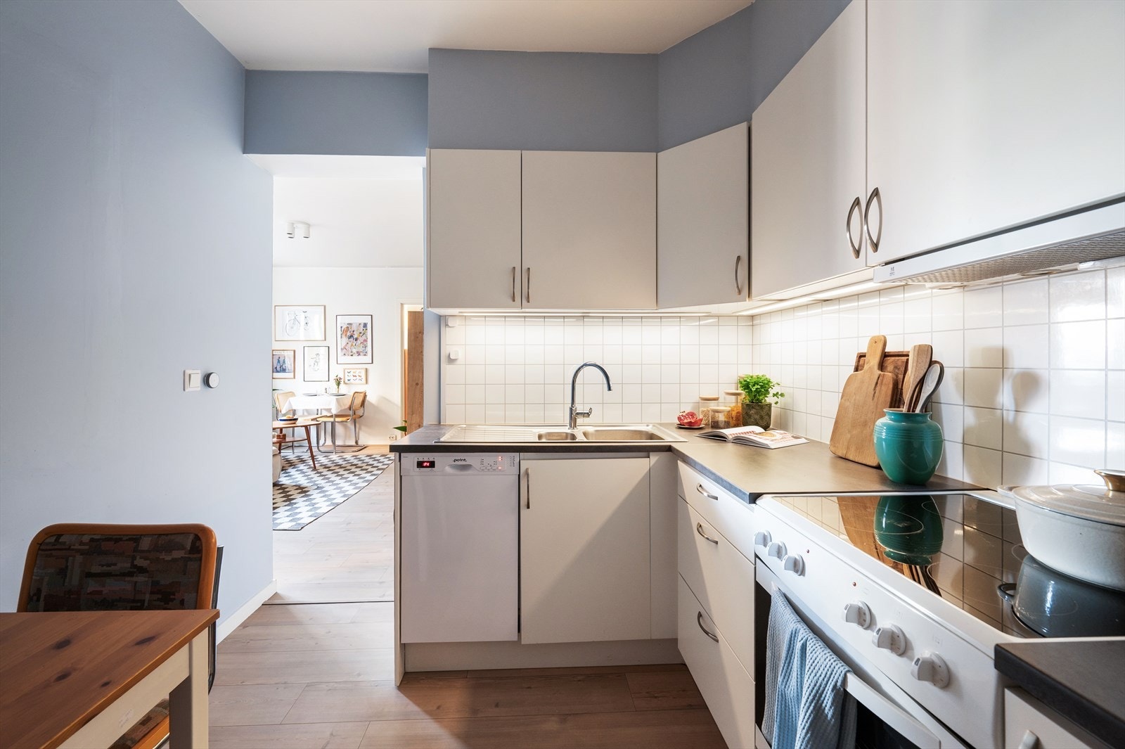 Her er det opplegg og plass til komfyr og smal oppvaskmaskin, samt ventilator over kokeplass. Galleribilde