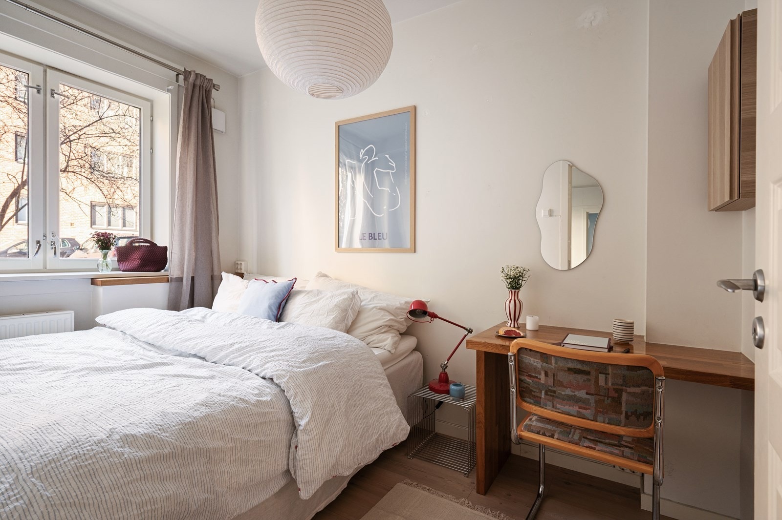 På soverom 2 er det også montert en lekker arbeidsstasjon for den som ønsker å ha mulighet for hjemmekontor. Galleribilde