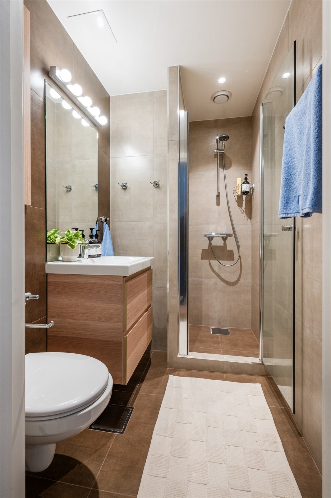 Moderne og lekkert bad pusset opp i 2022 med dokumentasjon på utført arbeid. Galleribilde