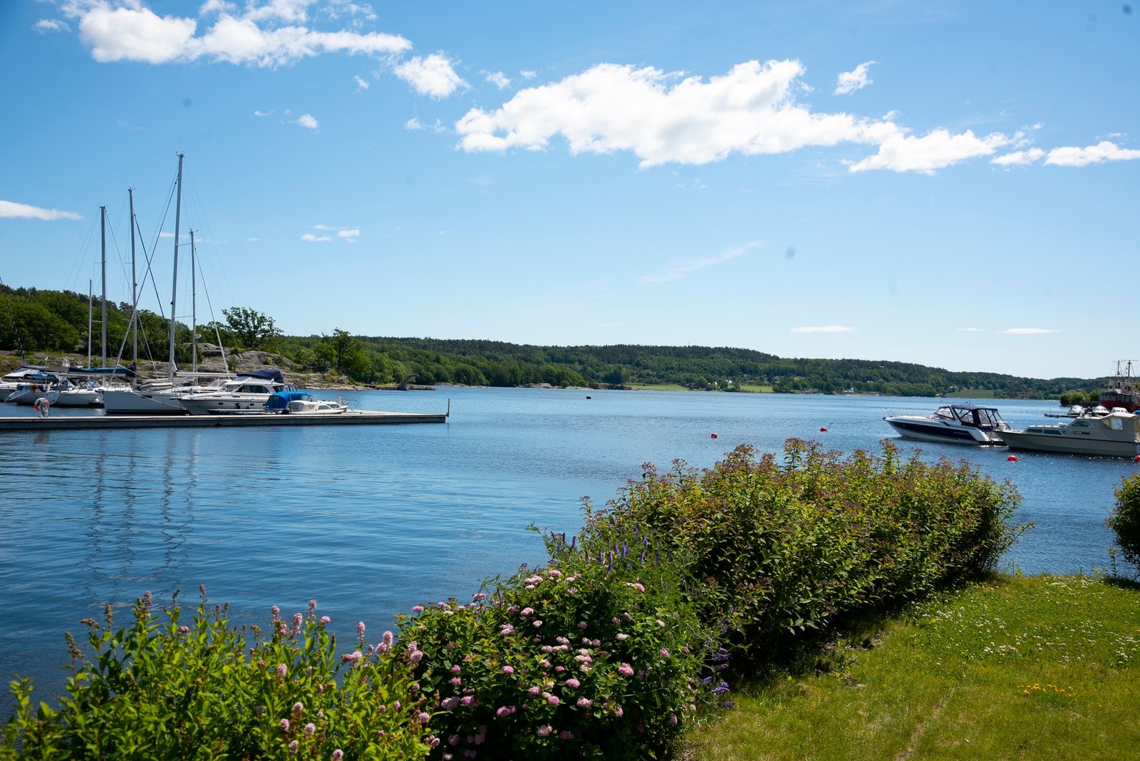 Kort vei til vakre Melsomvik som byr på flotte friluftsområder, badestrender, stupetårn og mer! Galleribilde