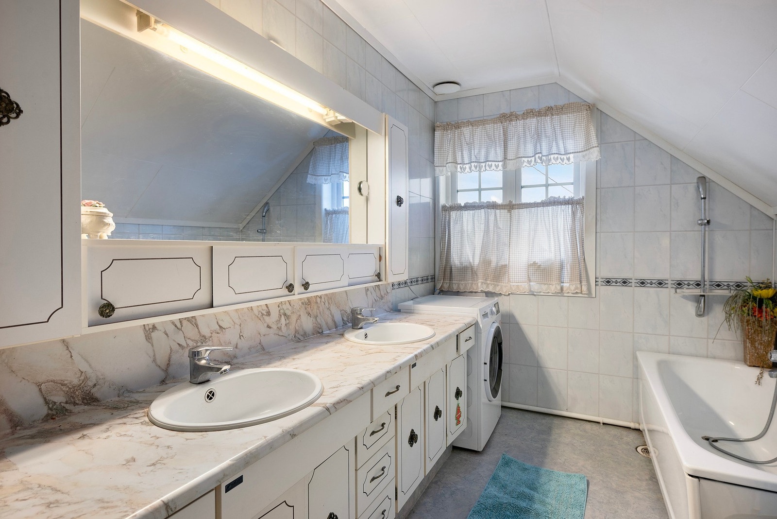 Bad med badekar, toalett, god skapplass og 2 nedfelte servanter Galleribilde