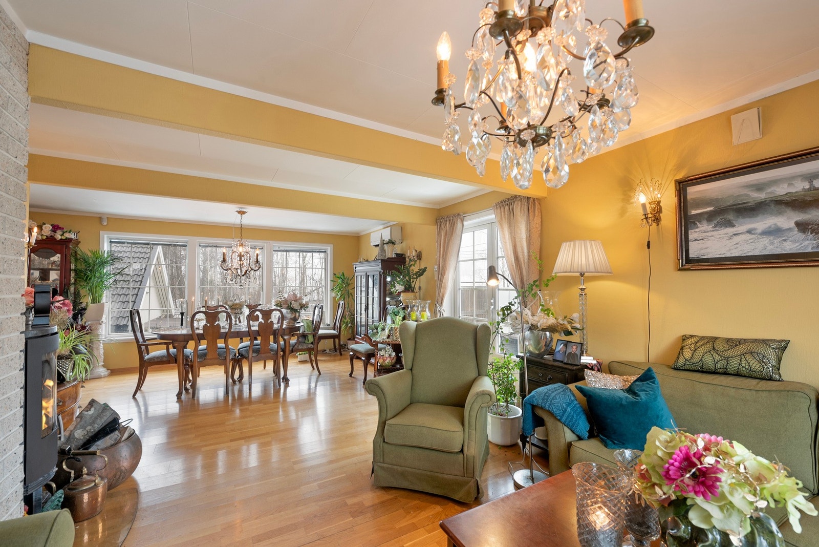 Stue med god plass til flere sittegrupper Galleribilde