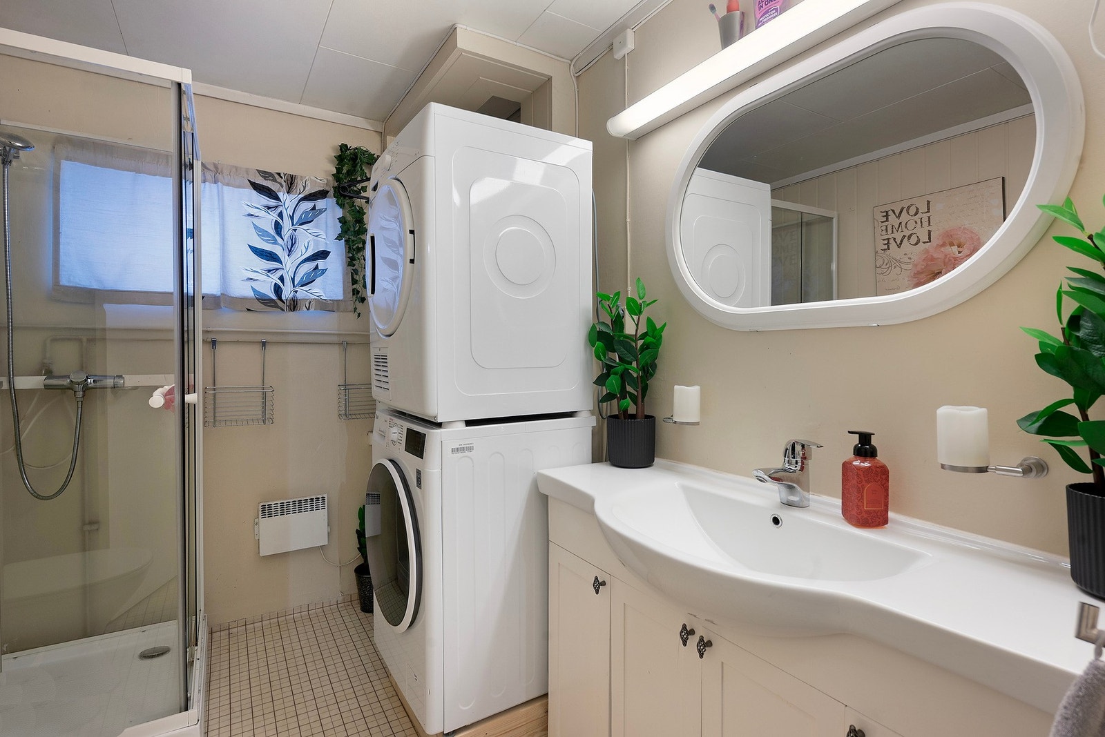 Bad med dusj, toalett, servant og plass til vaskemaskin og tørketrommel Galleribilde