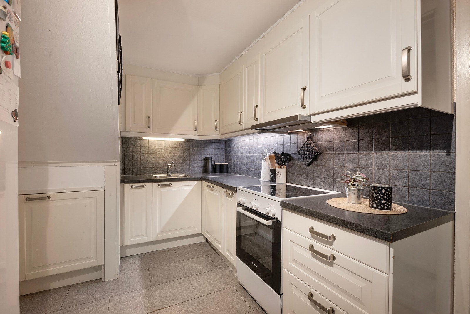 Kjøkken med profilerte fronter og laminat benkeplate Galleribilde