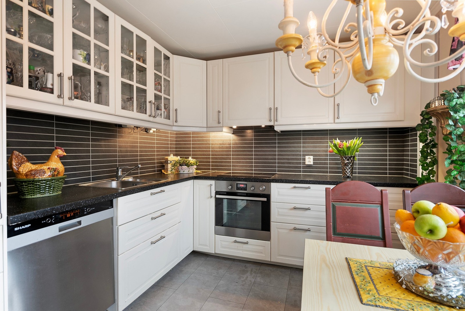 Innredet med profilerte fronter og laminat benkeplate Galleribilde