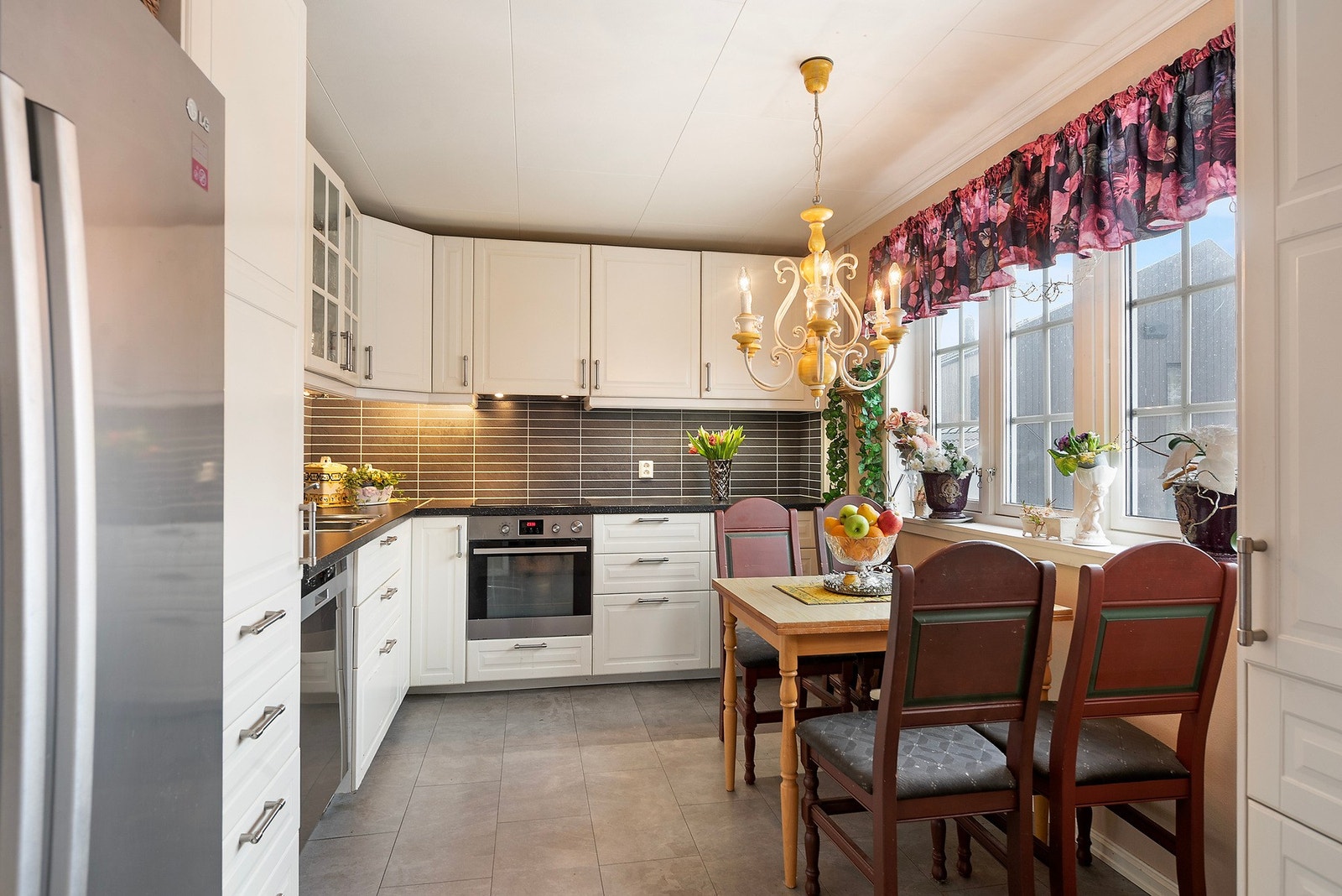 Kjøkken med spisebord Galleribilde