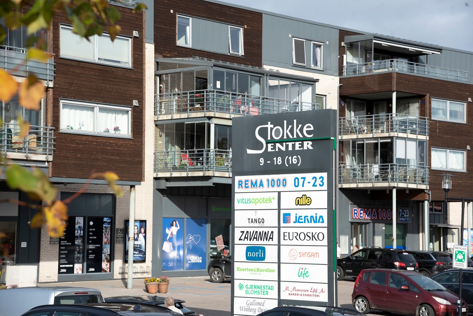 Stokke senter har det meste du trenger - her finner du blant annet apotek, dagligvare, bakeri og mer! Galleribilde