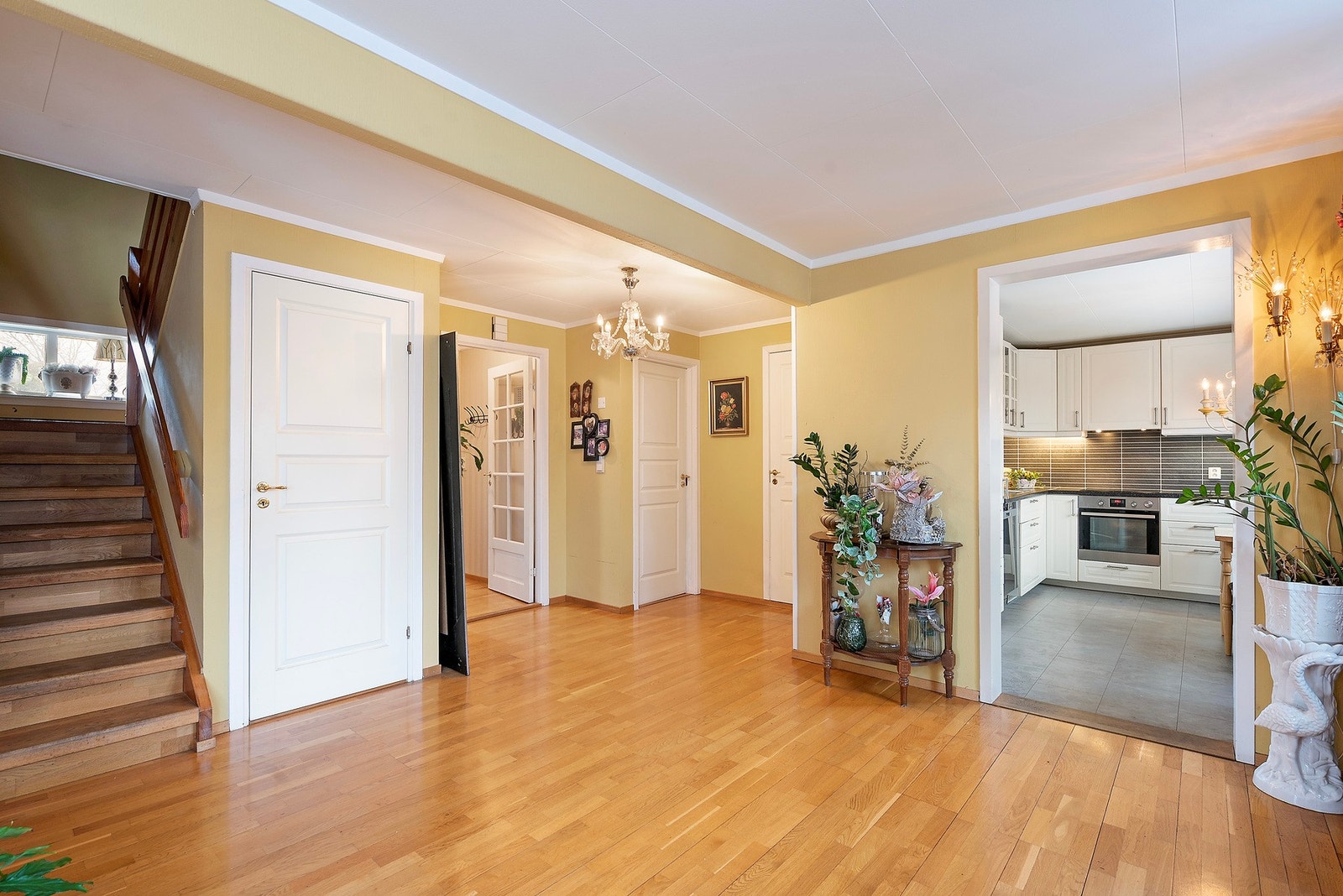 Fra inngangspartiet inn mot kjøkkenet og 2. etasjen Galleribilde