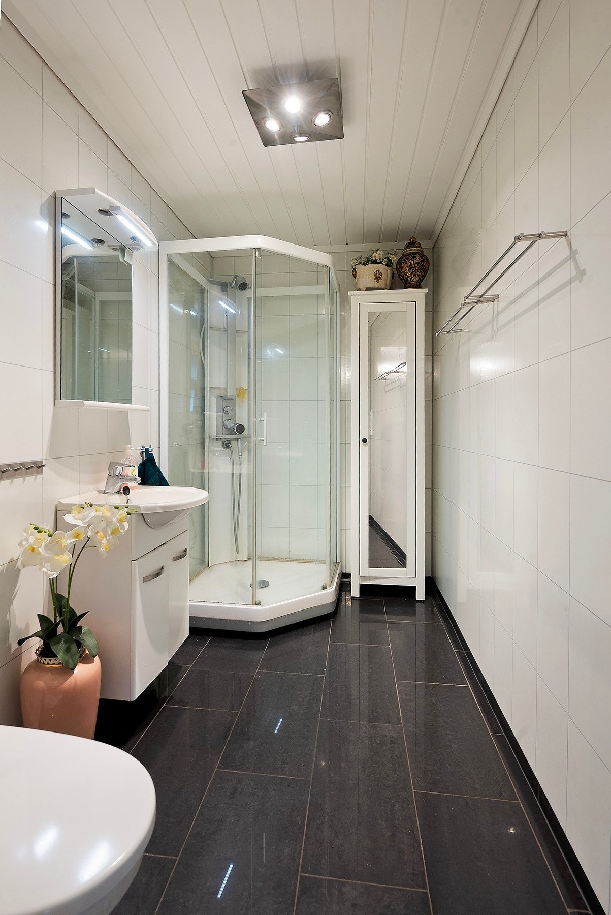 Flislagt bad med gulvvarme, toalett og dusj Galleribilde