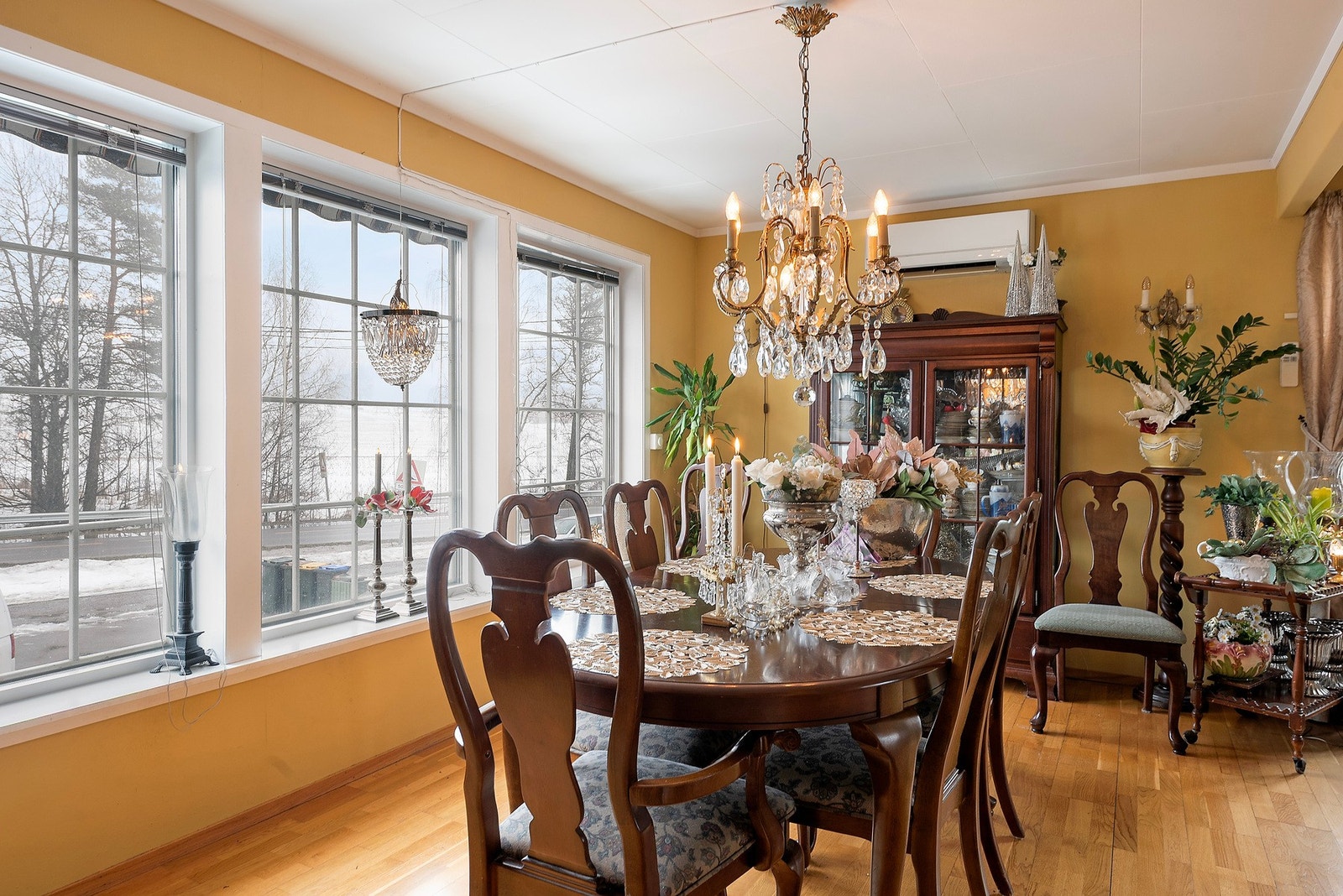 Vide vindusflater supplerer rikelig med naturlig lys Galleribilde