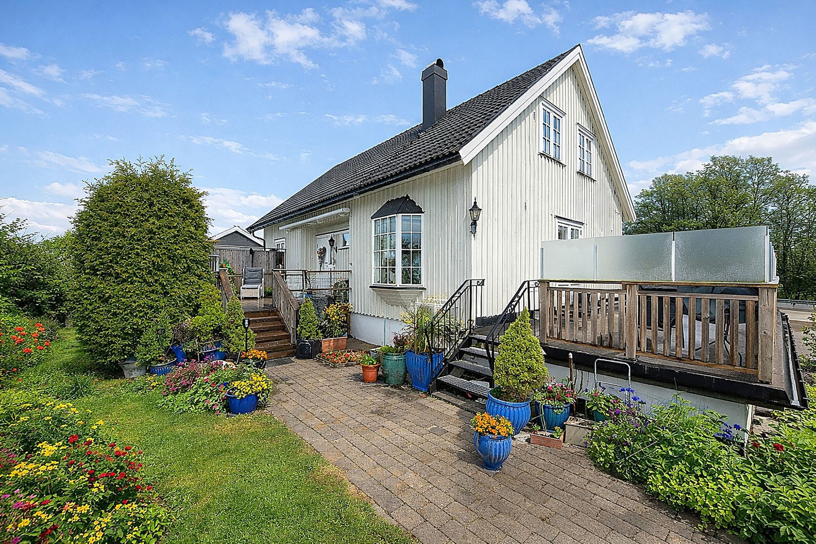 En stor enebolig, jevnlig vedlikeholdt med utleieleilighet i underetasjen Galleribilde