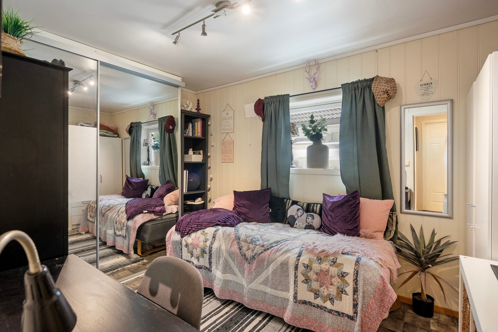 Et av to soverom i underetasjen Galleribilde