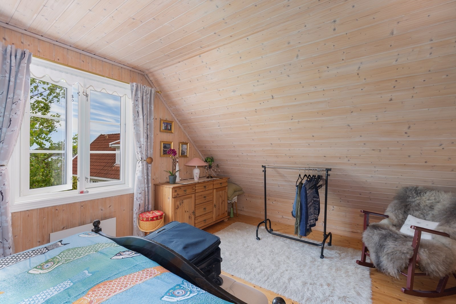 I hyttas 2- etasje er det 3 rom som benyttes til soverom og en gang Galleribilde