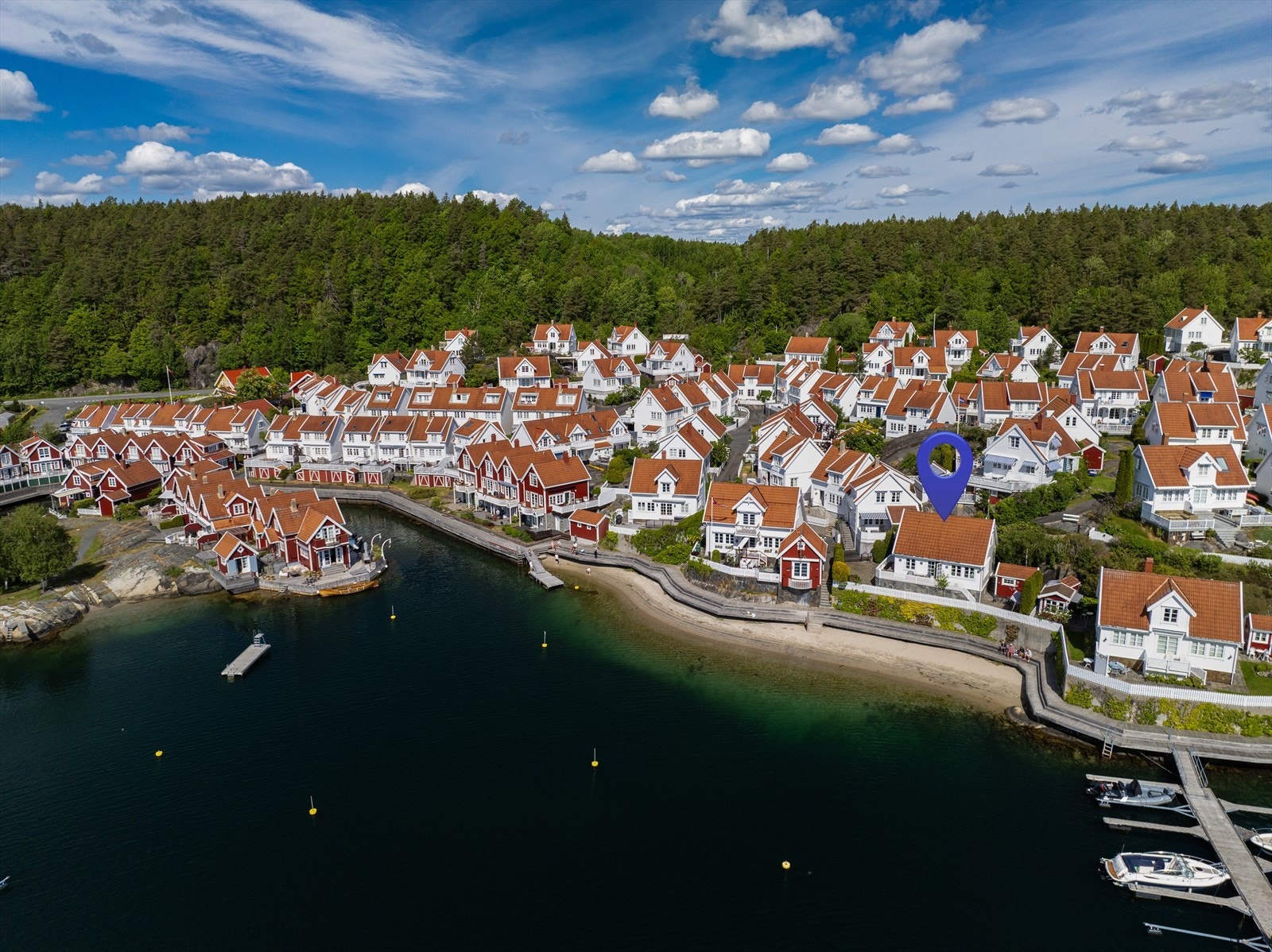 Nærmeste dagligvare nås på ca. 10-15 minutter til fots eller 2-3 minutter med bil. Galleribilde