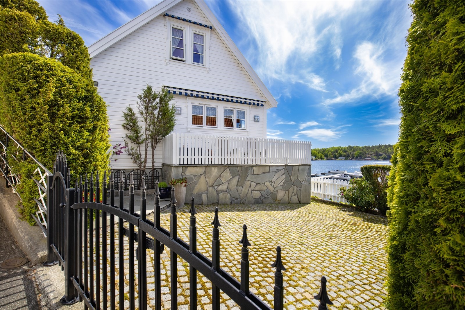 Inngangspartiet - pen smijernsport Galleribilde