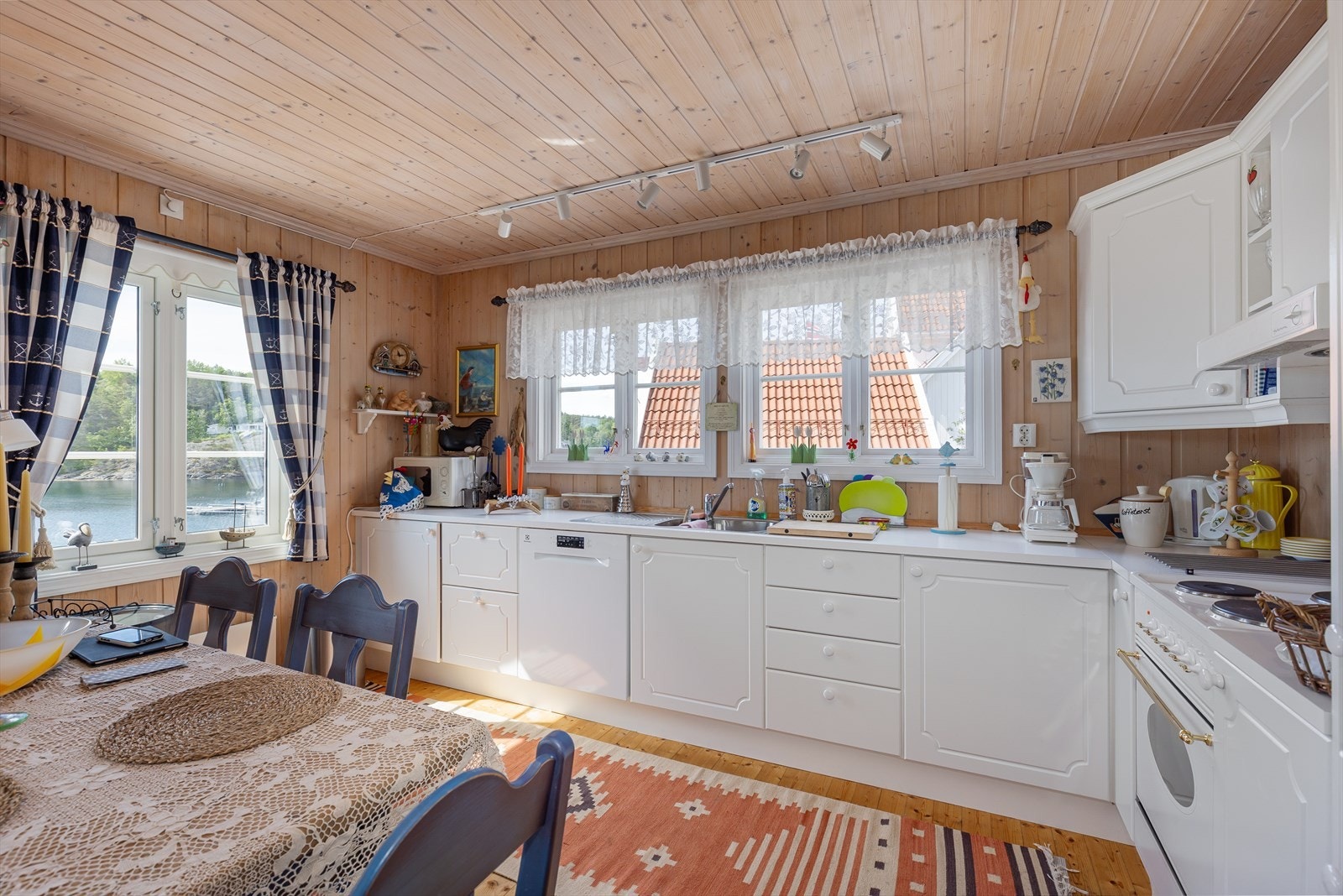 Godt med skapplass på kjøkkenet Galleribilde