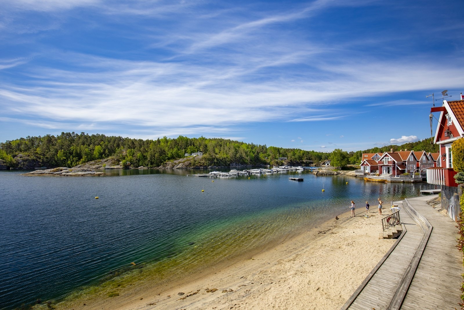 Felles nydelig sandstrand og fin strandpromenade Galleribilde