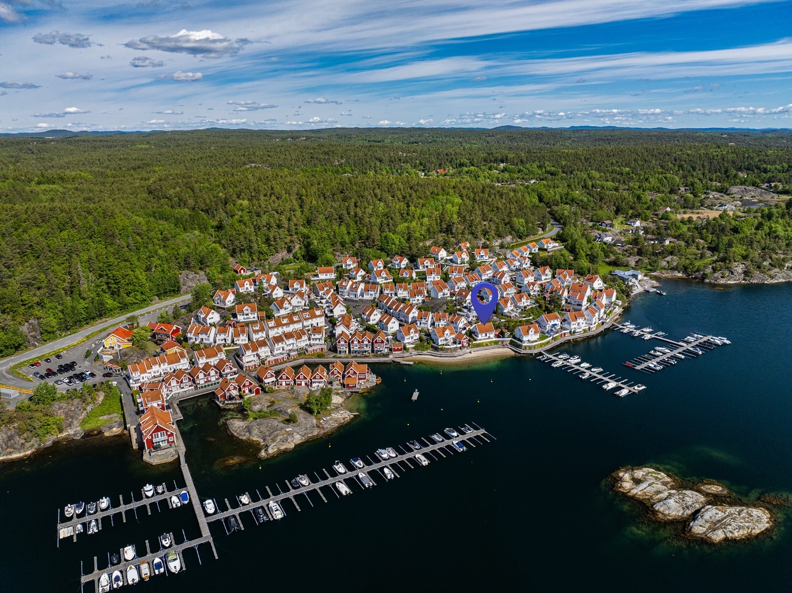 Det medfølger båtplass og parkering på felles parkeringsplass. Årlig avgift for båtplass: kr. 1.040,- pr. d.d. Galleribilde