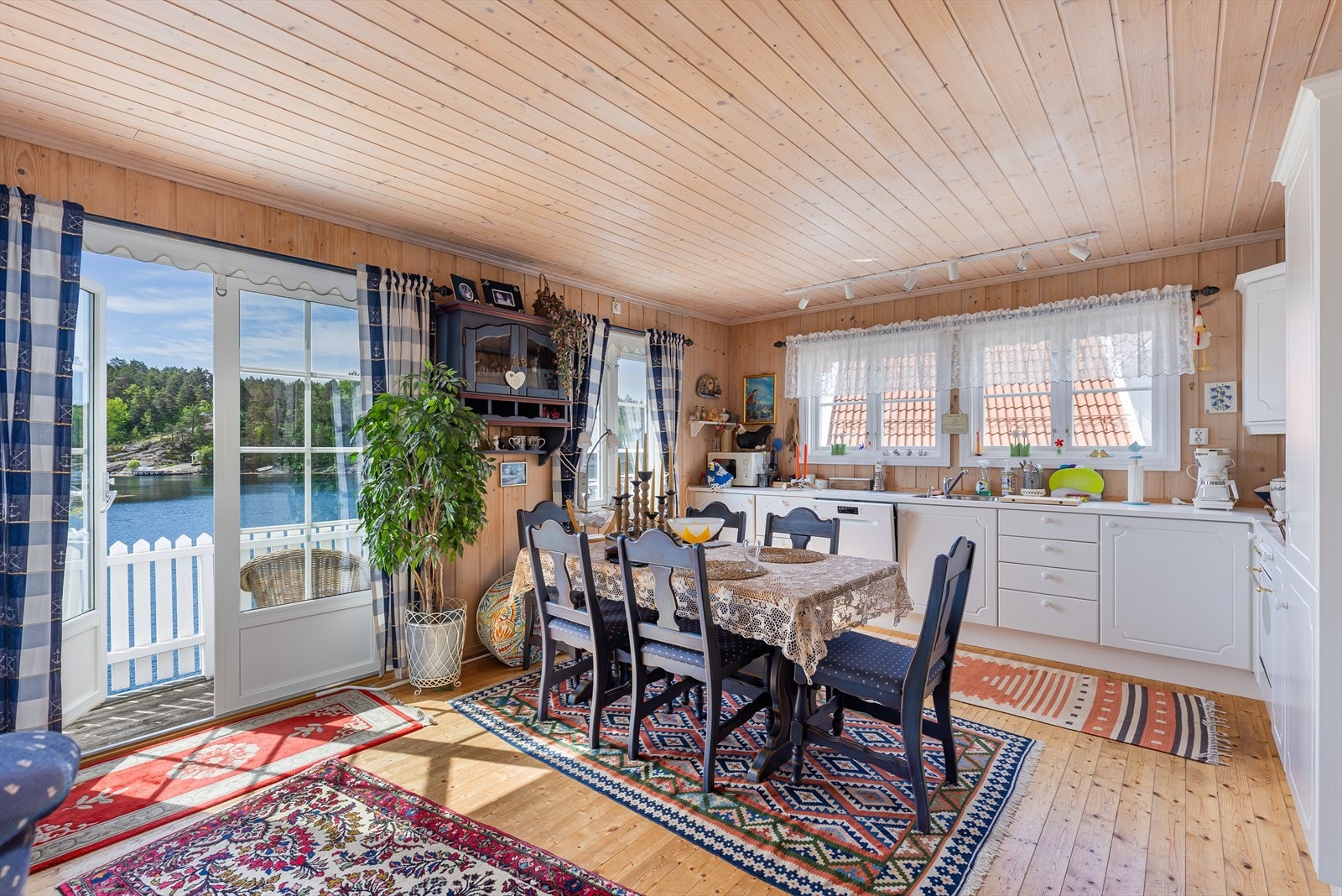 Det er plass til romslig spisegruppe Galleribilde