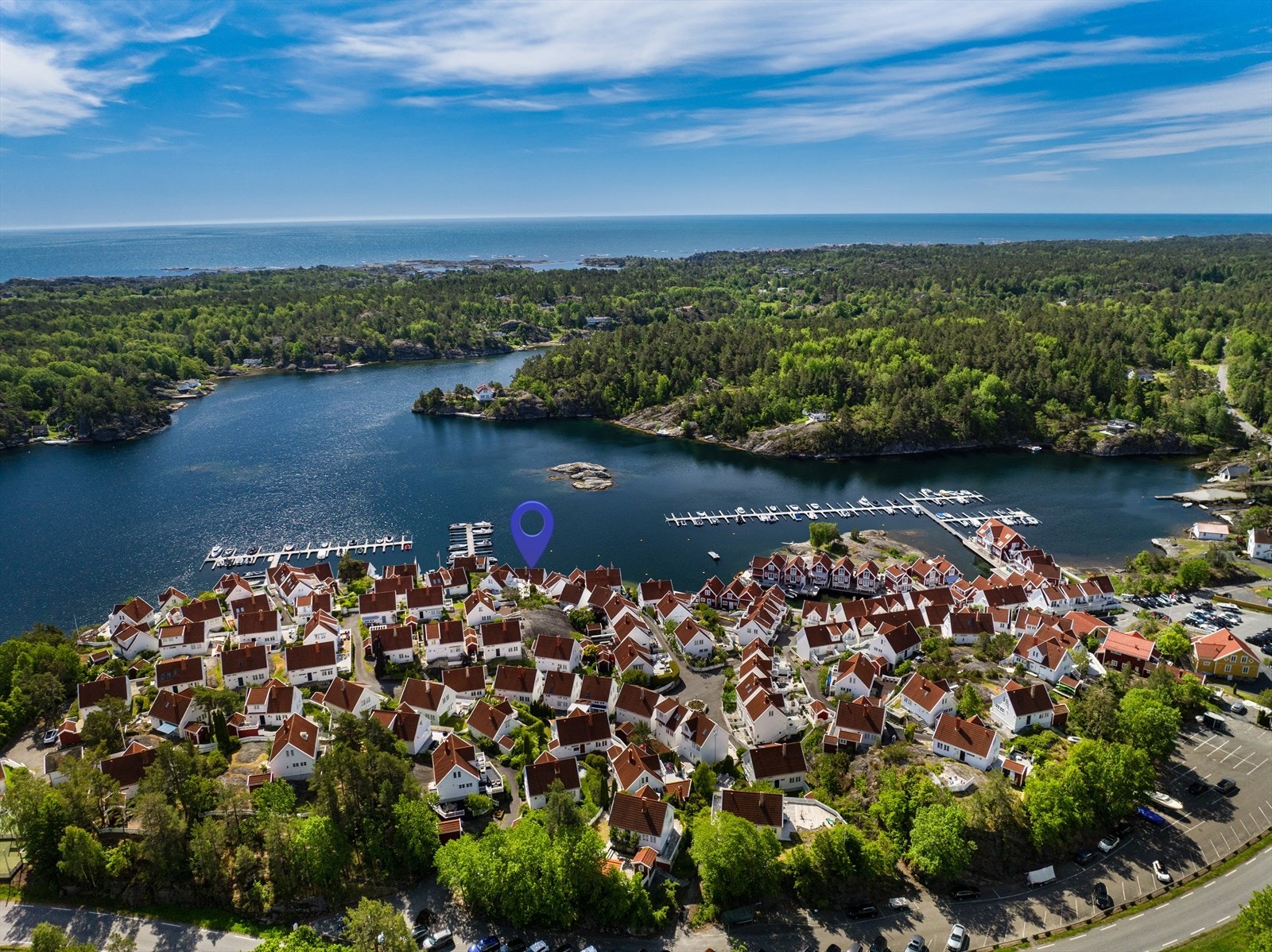 Hyttefeltet består av ca 140 enheter, fremstår som en liten sørlandsby i et rolig område uten gjennomgangstrafikk. Galleribilde