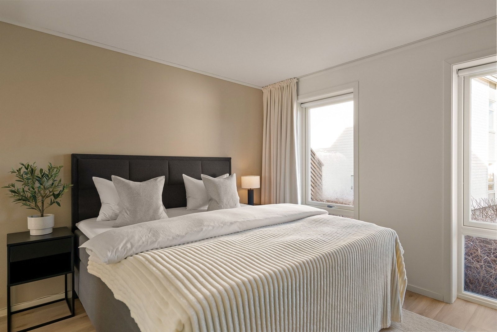 Hovedsoverommet har god plass til dobbeltseng og nattbord. Galleribilde